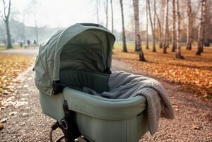 Gondola do wózka: do kiedy i jak przejść na spacerówkę